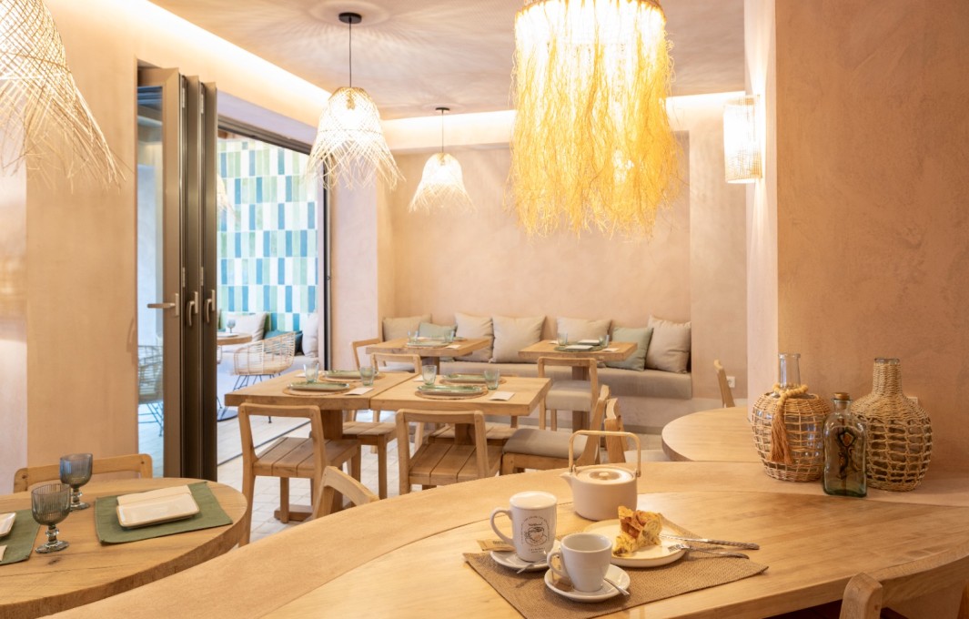 Mesas para hoteles: funcionalidad, diseño y durabilidad en entornos profesionales